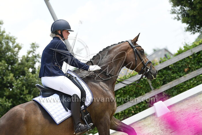 Esther Hartog - Meet Quinn