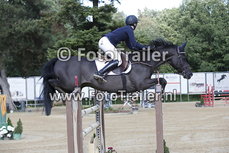 Caroline L Oestereng