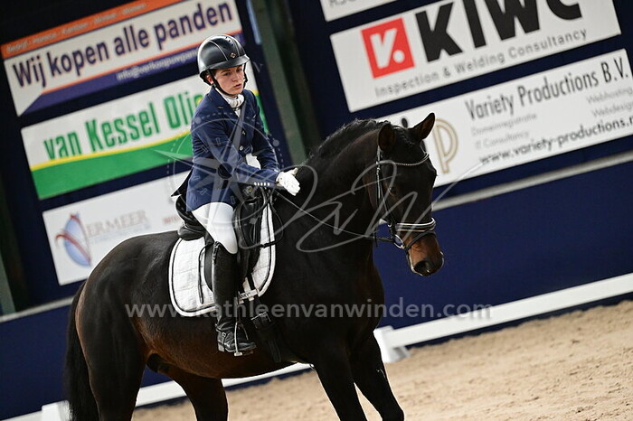 Nikki van Zon - Nina