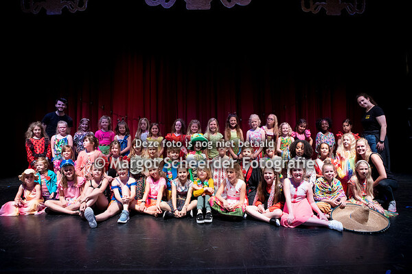 08 Scène 14 ALLES WORDT BETER (Eindlied) 2