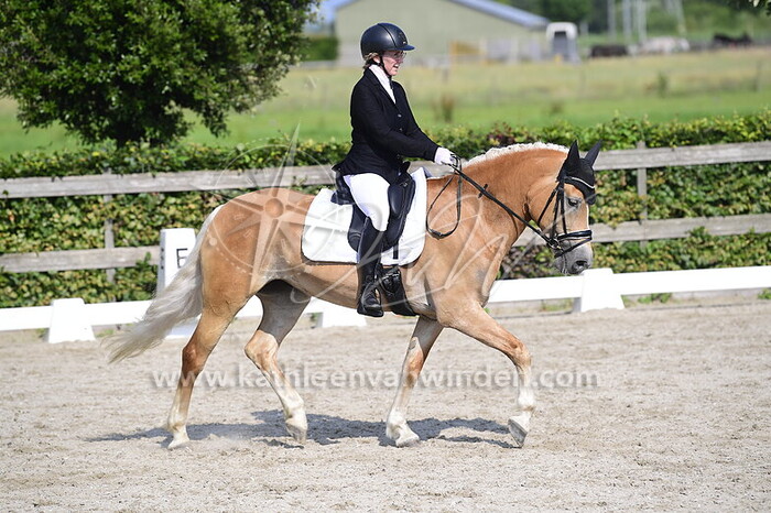 Michelle Creemers - Julia Loreen van Biesbrouck