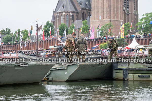 Proefsluiting Pontonbrug door de 105 Geniecompagnie waterbouw