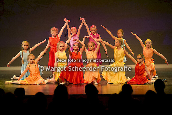 09. Dans met selfie sticks