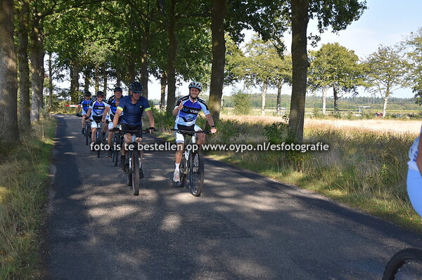 10-9-2025 Oude Willem Wielrenners en vrachtauto