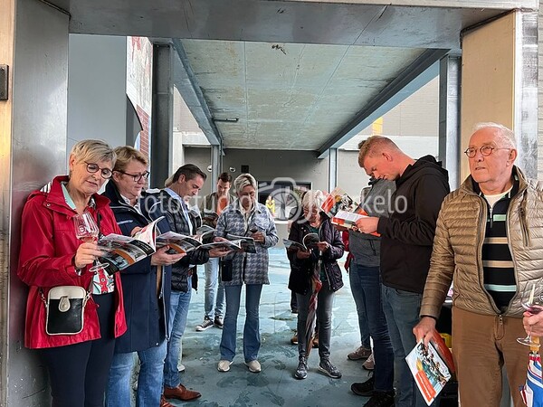 Uitreiking eerste exemplaar jubileumuitgave