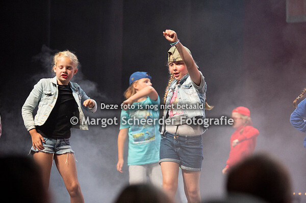 12 Stella alleen op school