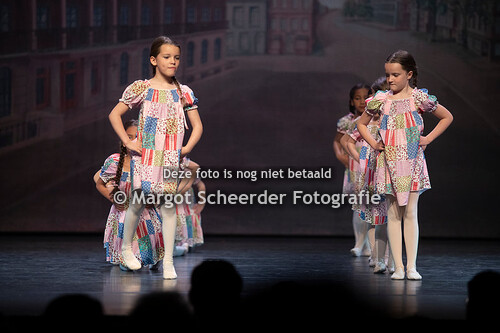 13 Kinderen spelen op straat