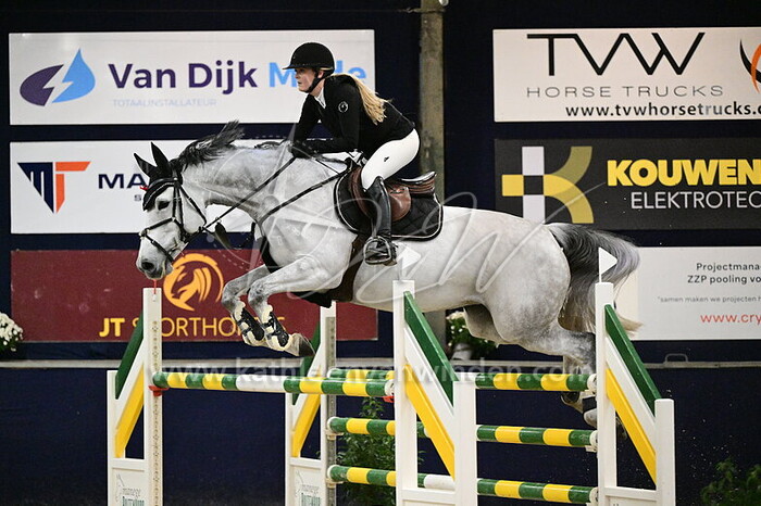 Iris Looymans - Courtney Z