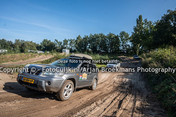 Antwerpen naar Bajul - Vandaag mogen ze rijden, om te testen of de auto's het houden in het zand