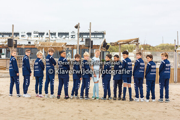 11-10-2025 13-1 team foto's met sponsoren voor BEACH Jpg