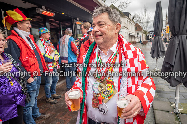 Twee Uurkes Vurraf Kuuk