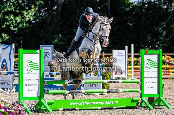 2025 - 08-21 Paarden spring hoogte 80-90 cm Manege Hoge Weg