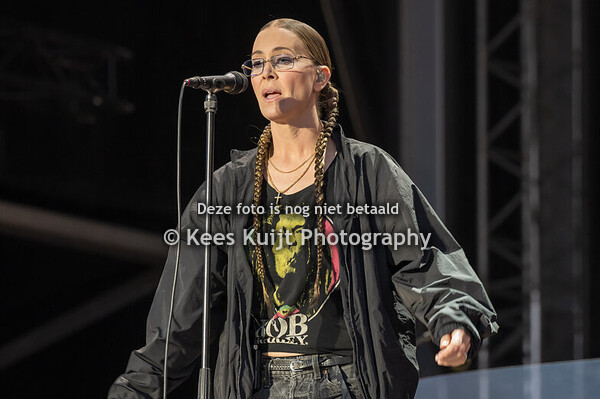 Anouk Live on the Beach