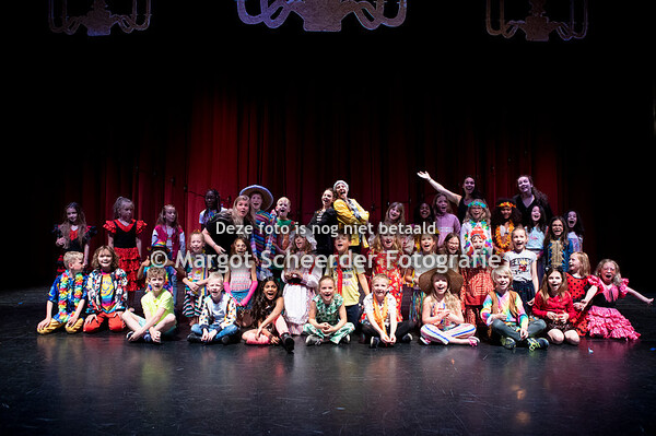 08 Scène 14 ALLES WORDT BETER (Eindlied) 2