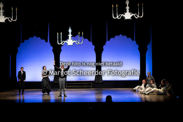 Scène 13 - De confrontatie met de rijken VS1