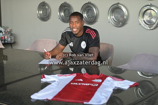 Tekenen contracten Ajax Zaterdag (14-07-2025)