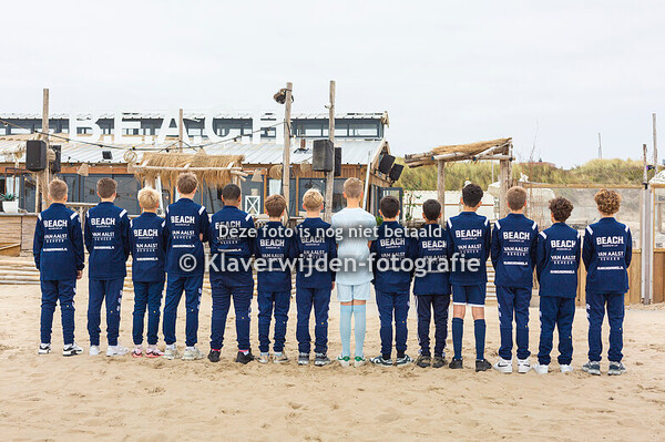 11-10-2025 13-1 team foto's met sponsoren voor BEACH Jpg