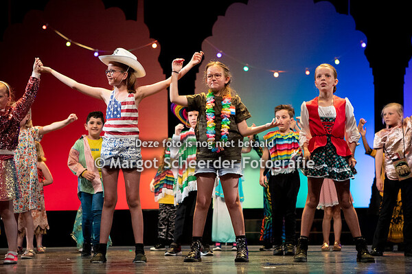 04 Scène 14 ALLES WORDT BETER (Eindlied) 1