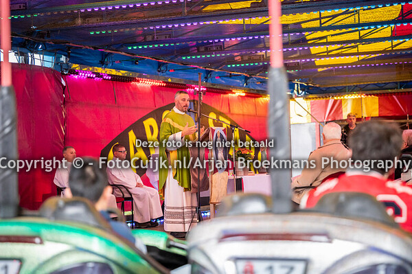 Heilige mis in botsautotent op kermis Gennep