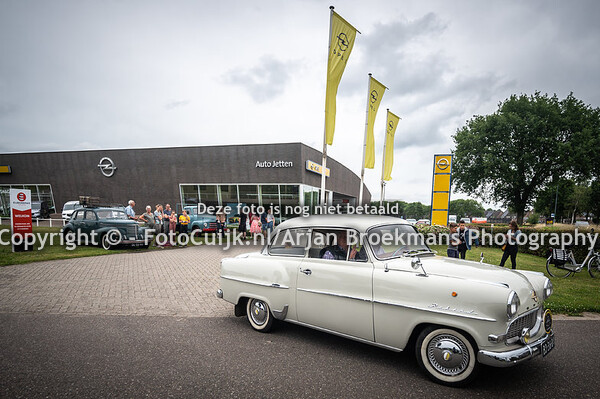 Start Veteranenrit Opel Oldtimerclub Nederland bij Jetten Opel in Cuijk