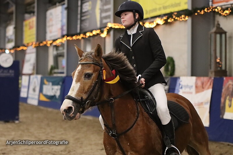 Indoor Beukers 30-12-2022 Pony's 60-70cm Klassiek Prijsuitreiking