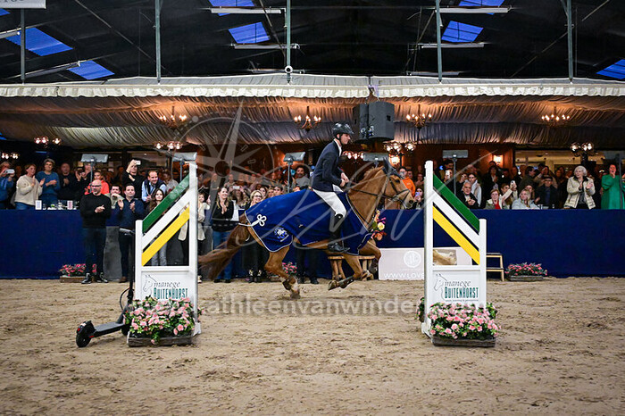 2024-11-07 tm 10 Indoor Oosteind springen