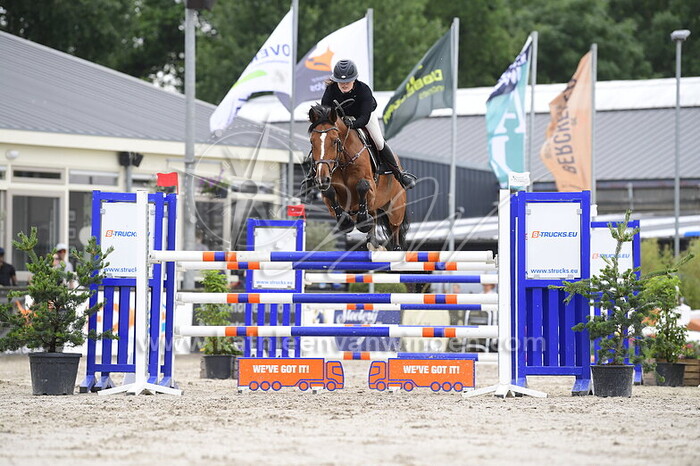 Desiree van der Veek - On Top