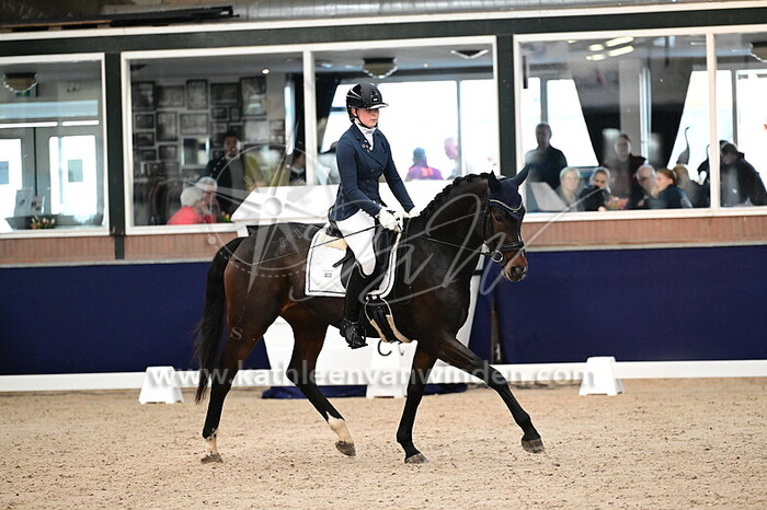 Dewi Broekmans - Maddox