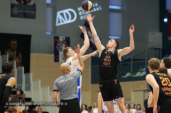 ZZ LEIDEN-QSTA UNITED: 71-68