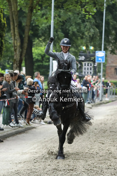 Friezen onder het zadel