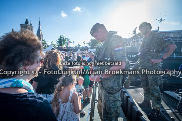 Proefsluiting pontonbrug door de 105 Geniecompagnie waterbouw