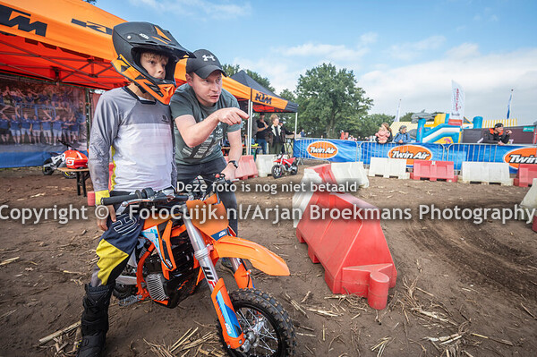 Circuit de Groespeel - Onder begeleiding van trainers kunnen kinderen op elektrische motoren kennis 