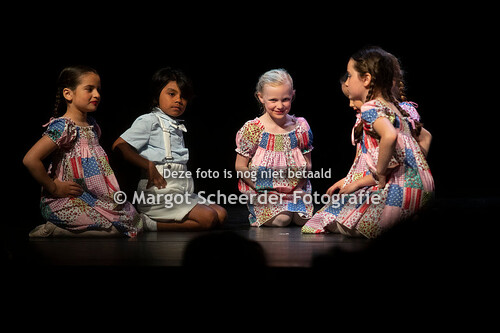 13 Kinderen spelen op straat