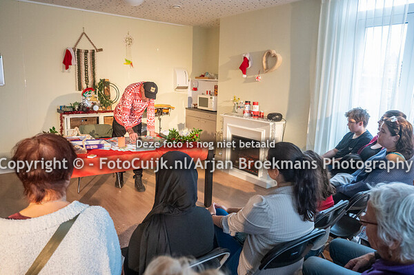 Buurtbewoner Dennis voert theaterstuk(je) 'Eenzame Kerst' op