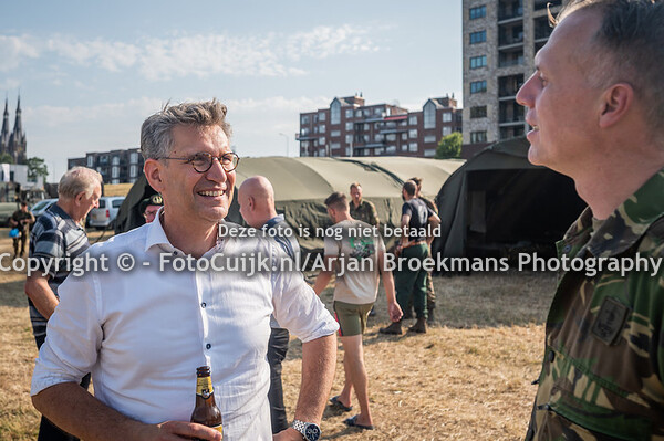 Wim Hillenaar opent de BBQ – aangeboden door de gemeente aan de 105 Geniecompagnie waterbouw 