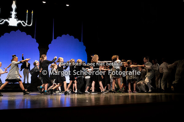 Scène 13 - De confrontatie met de rijken VS2