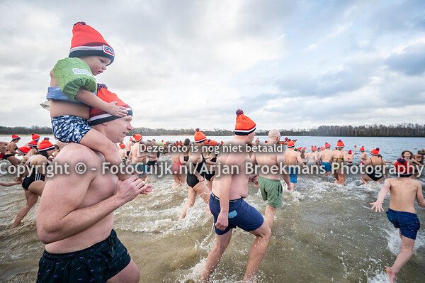 Unox Nieuwjaarsduik 2024 in de Kuilen in Langenboom