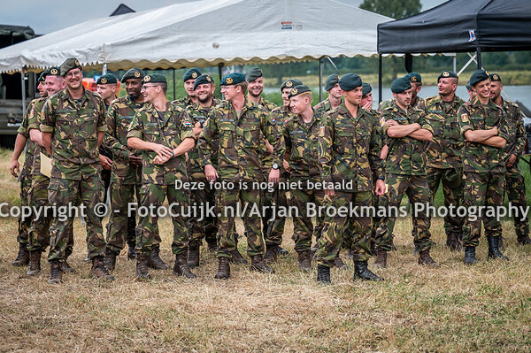 Burgemeester opent de BBQ – aangeboden door de gemeente aan de 105 Geniecompagnie waterbouw