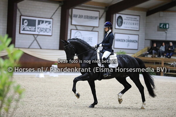 21 Kjento v Negro, Charlotte Fry