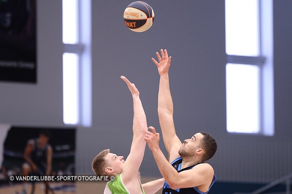 ZZ LEIDEN-LANDSTEDE ZWOLLE: 79-71