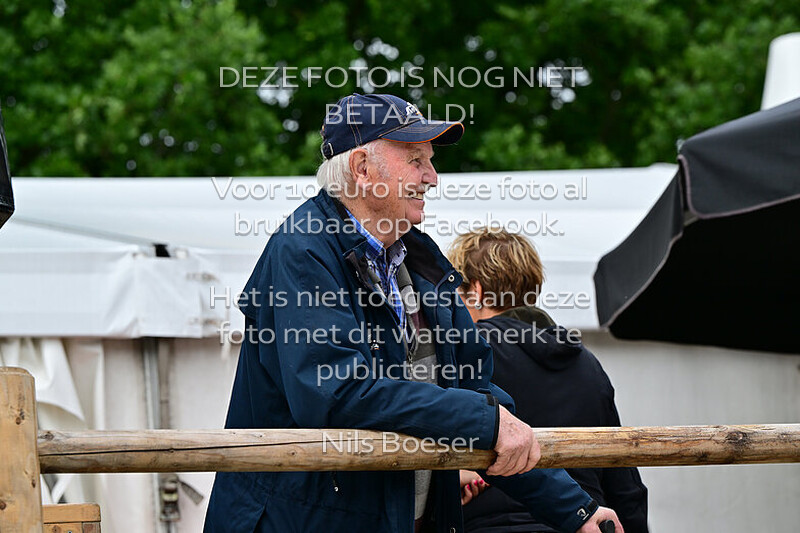 5 Jonge paarden springen 5 jarige. 105 cm