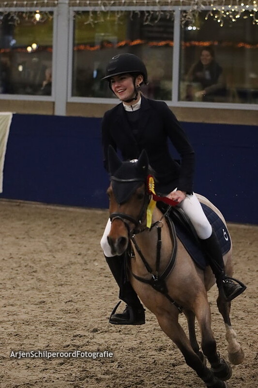 Indoor Beukers 26-12-2022 Pony's 2-Fasen Prijsuitreiking 90cm