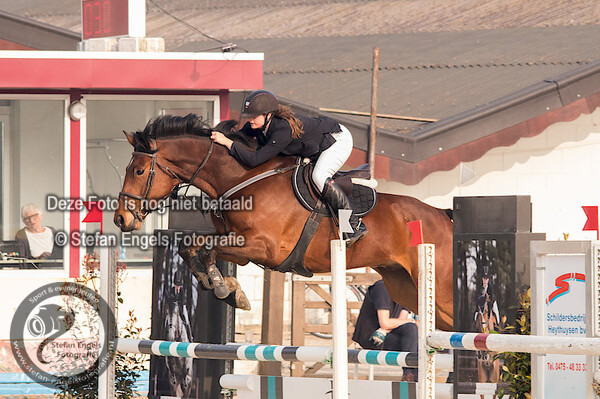 2018-04-21 Oefenspringen manege op de berg
