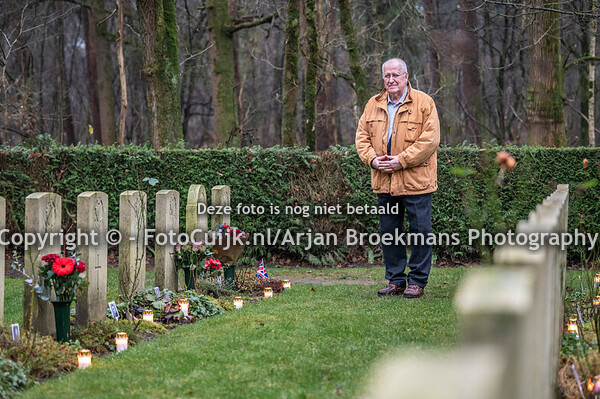 Op kersavond worden kaarsen aangestoken bij oorlogsgraven - Overloon