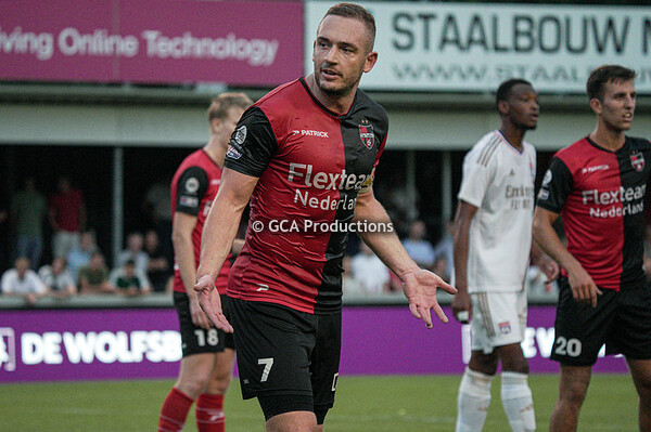 De Treffers v Olympique Lyon