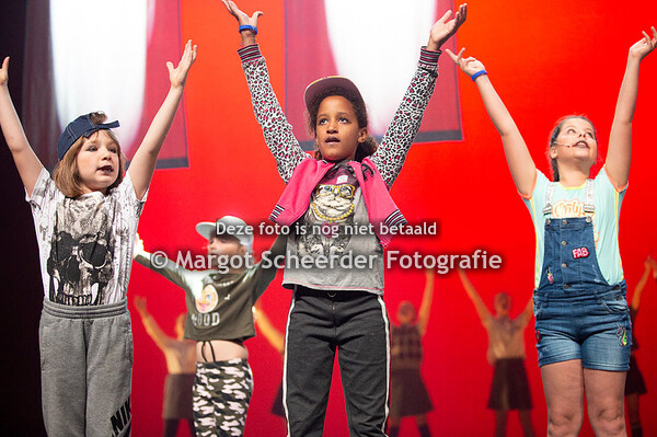 12 Stella alleen op school