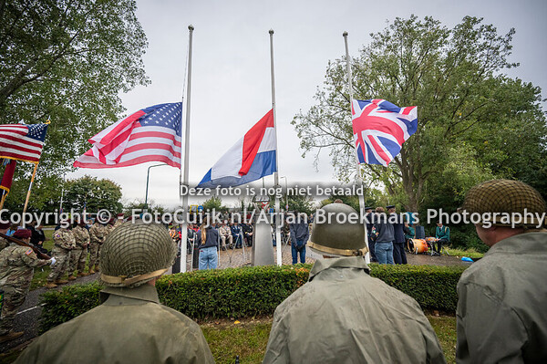 Herdenking bij de John S. Thompsonbrug in Grave