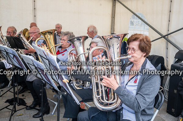 Seniorenorkest Cuijk speelt op het Louis Jansenplein