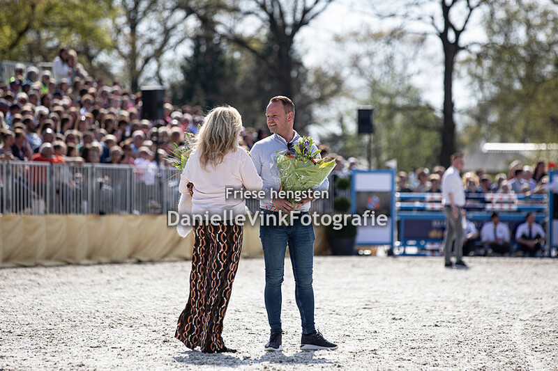 Hengstenshow 18-04-2022 Faust 523 aangespannen