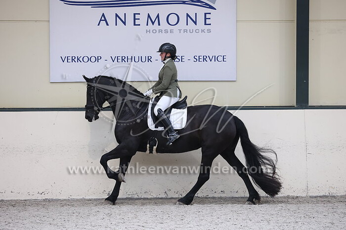 Valerie de Jong - Esther